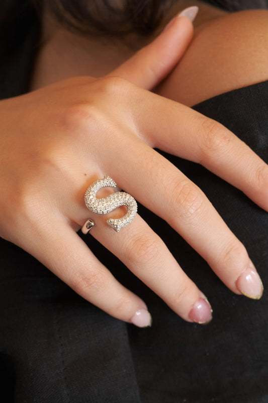 レディースアクセサリー アルファベットリング イニシャルリング スワロフスキー シルバー